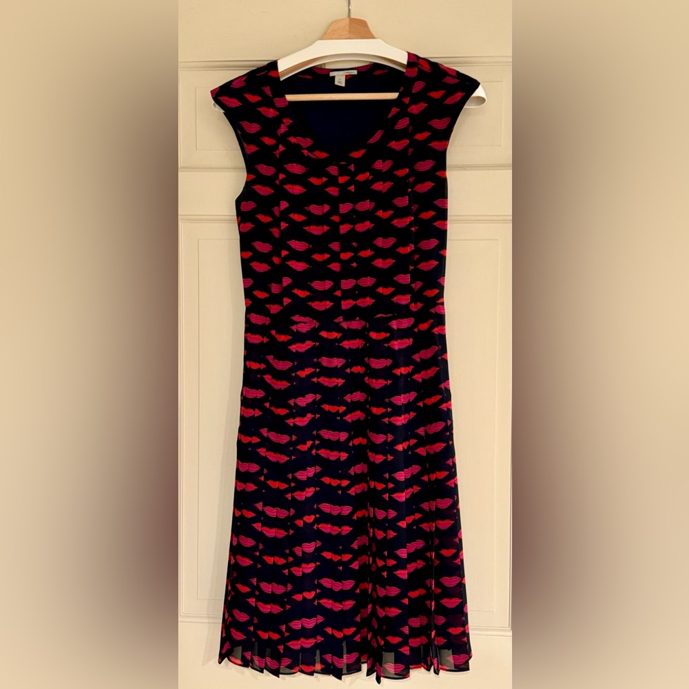 Halogen Fit & Flare Pleated Dress Size 6P Womans Navy Pink Lip Print Cap Sleeve